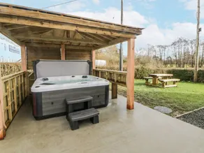 Pleasant cottage with garden & hot tub - Image 3