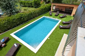 Villa with barbecue, private pool & hot tub - Image 4