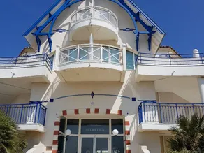 Agréable appartement avec piscine | À côté de la plage - Image 2