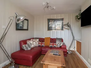 Family-oriented cottage with garden, hot tub & BBQ - Image 3