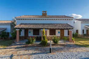 Ferienhaus mit Garten, Terrasse und Pool | Bergblick - Image 2