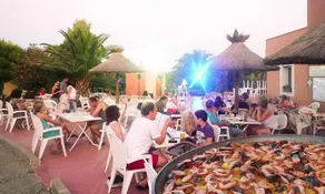 Camping-Unterkunft mit Terrasse und beheiztem Pool - Image 2