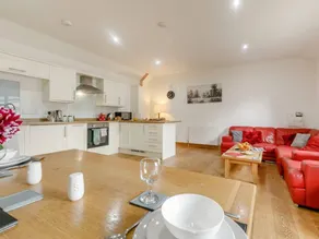 Holiday home with jacuzzi & garden - Image 4