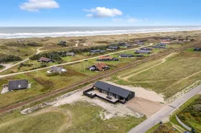 Family-friendly house with terrace, sauna & hot tub | Next to the beach | Dogs allowed - Image 2