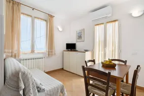 Agréable appartement de vacances avec terrasse, piscine et jardin | Vue mer | À côté de la plage | Avec animaux bienvenus - Image 3