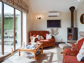 Cottage with jacuzzi, barbeque & garden - Image 4