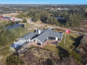 Holiday home with terrace - Image 4