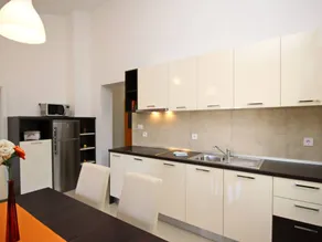 Flat with barbecue & pool - Image 2