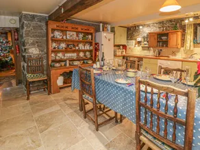 Cottage with barbeque & garden - Image 5