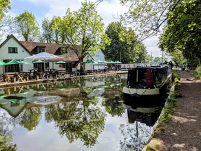 Spacious Narrow Boat Cruiser with Wood Burning Stove and TV, Perfect for a Weekend Floating on the Canals of Tring, England - Image 2