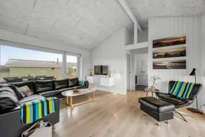 Cottage with terrace & sauna - Image 4