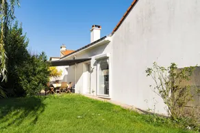 Cottage adatto alle famiglie con terrazza, griglia e giardino | Vista sul giardino | Ammette animali domestici - Image 3