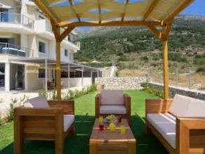 Maison entièrement équipée avec terrasse, piscine privée et jardin | Vue montagne - Image 5