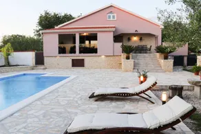 Fully equipped villa with terrace, garden & barbeque | Mountain view - Image 3