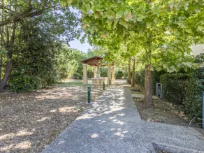 Wohnung mit Garten, privatem Pool und Terrasse - Image 5