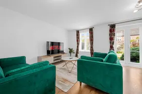 Exquisita casa apropiada para familias con jardín | Perfecta para el trabajo en remoto | Se admiten mascotas - Image 2