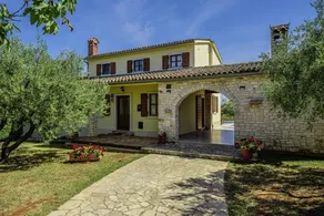 Villa with private pool, garden & BBQ - Image 4