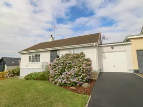 Cottage with barbecue & garden - Image 2