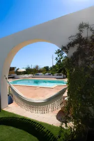 Maison adaptée aux familles avec terrasse, piscine privée et barbecue | Vue jardin | Adaptée au travail à distance - Image 2