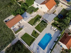 Holiday home with private pool, garden & barbecue | Pet-friendly - Image 4