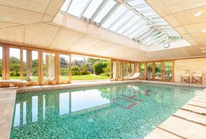 Villa con terraza, piscina privada y jardín - Image 3