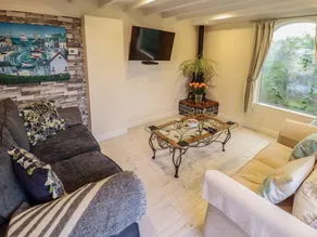 Cottage with garden, barbeque & hot tub - Image 3