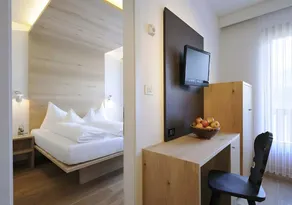 Zimmer 'Pazeider Suite Meranblick 302' mit Bergblick, WLAN und Klimaanlage - Image 2