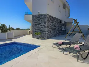 Villa with terrace & pool - Image 2