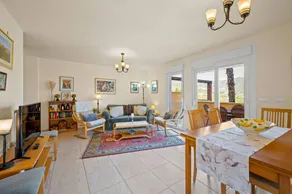 Charmante villa entièrement équipée avec barbecue, internet haut débit et piscine | Vue ville - Image 3