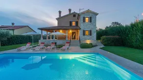 Family-oriented flat with barbeque, garden & private pool - Image 3