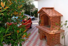 Apartment with barbecue, terrace & garden - Image 2