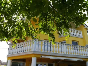 Charming flat with terrace & garden - Image 2