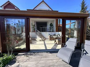 Charming Holiday Home with Free Wi-Fi, Parking and Shared Garden - Image 2