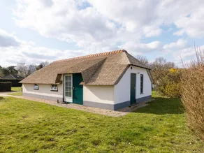 Lovely bungalow with terrace & heated pool - Image 4