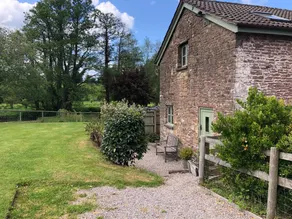 Cottage with garden - Image 2