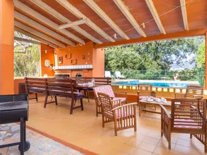 Villa with terrace, barbeque & private pool - Image 3