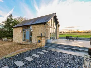 Cottage with pool, hot tub & garden - Image 3