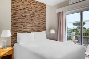Villa with jacuzzi, garden & terrace | Golf view - Image 2