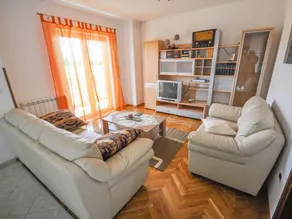 Holiday apartment with garden - Image 3