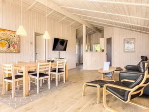 Holiday home with barbeque, garden & sauna - Image 4