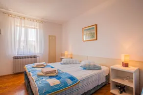 Private room with BBQ, garden & terrace - Image 2