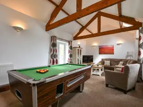 Cottage with hot tub, garden & barbeque - Image 5