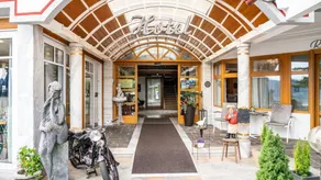 Family-oriented beautiful holiday apartment with garden, pool & terrace | Lake view | Pet-friendly - Image 4