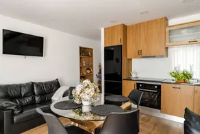 Weiträumiges Ferienhaus mit Terrasse, Pool und Grill | Bergblick | Ideal für Homeoffice | Haustierfreundlich - Image 3