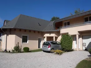 Holiday apartment with BBQ & garden - Image 4
