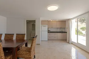 Fully equipped holiday home with garden & terrace - Image 4