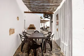 Maison avec jardin, terrasse et piscine | Vue montagne - Image 2