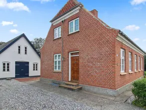 Family-oriented ample house with terrace, barbeque & garden - Image 4