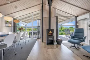 Family-friendly holiday home with garden, hot tub & barbeque - Image 4