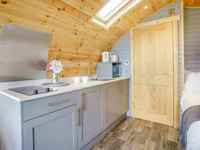 Family-friendly nice cottage with garden, barbeque & jacuzzi | River view - Image 4